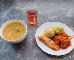 Dieta łatwostrawna   Zupa kalafiorowa z ryżem Łosoś pieczony z przyprawami Ziemniaki z koperkiem gotowane Warzywa po grecku Kompot owocowy z jabłkami